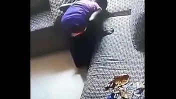 Alipatwa akidinya sofa