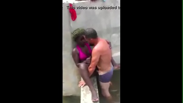Turista comendo uma angolana