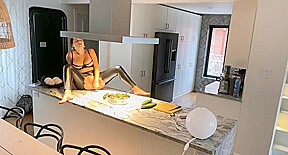 kittie se gode avec une grosse courgette sur le plan de travail