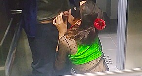 coquine en lingerie vide les couilles de son mec dans l ascenseur