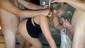 elle suce et se fait enculer par 3 mecs a la maison