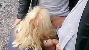 il filme sa salope de femme sucer des bites en bukkake