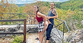 je lui offre ma petite chatte humide en pleine nature