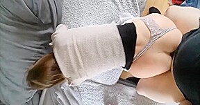 bien secouée en gardant sa petite culotte durant la levrette