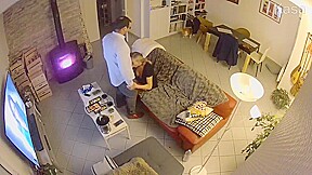 il cache une caméra et découvre que sa femme le trompe