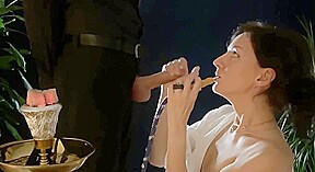 elle fume la chicha tout en lui suçant la queue
