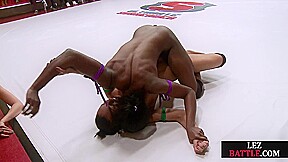Lez wrestlers fingering pussy in public fight on mat