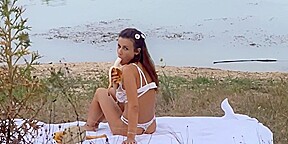 belle coquine suce un mec au bord du lac