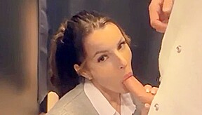 Petite frenchie expérte en fellation