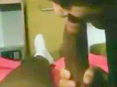 Muslimische Kopftuch Frau saugt schwarzen Schwanz
