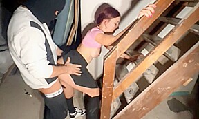 Baisée à la chaine dans l escalier