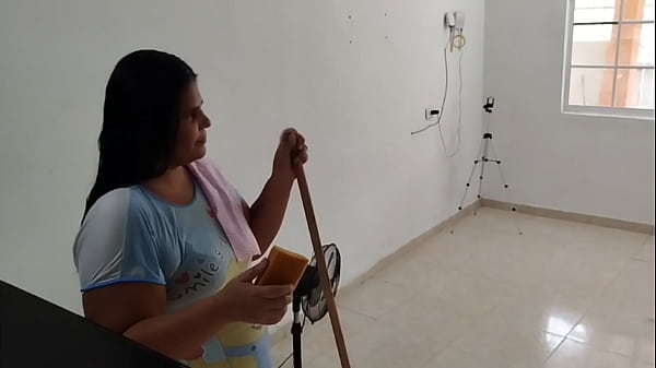 Contraté a esta criada y no pude contenerme por su enorme culo. Terminé cogiéndola y acabándole en sus tetas.